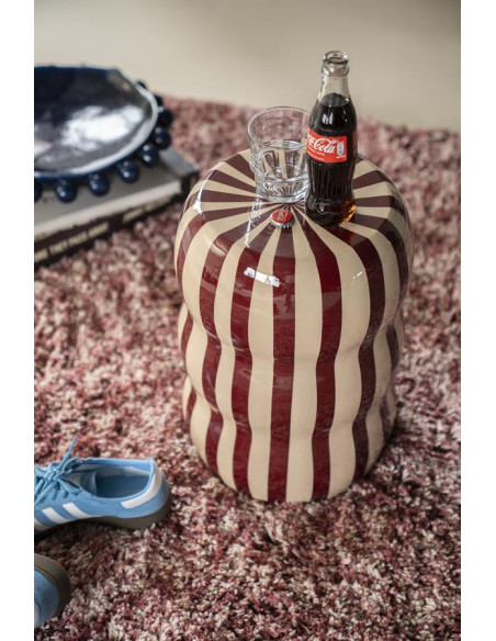 Table d'appoint en métal rayé bordeaux et beige