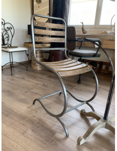 Chaise en métal oxydé et...