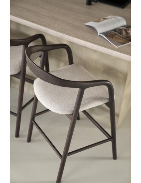 Tabouret de bar en bois marron teinté et assise rembourrée