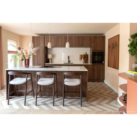 Tabouret de bar en bois marron teinté... Tabouret de bar en bois marron teinté...