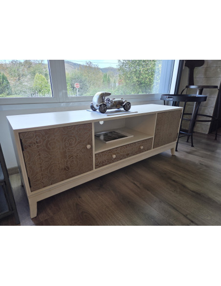 Meuble télé chic en bois clair