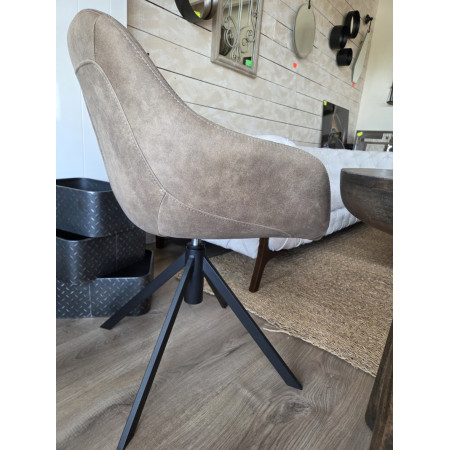 Petit fauteuil coque à pied pivotant... Petit fauteuil coque à pied pivotant...