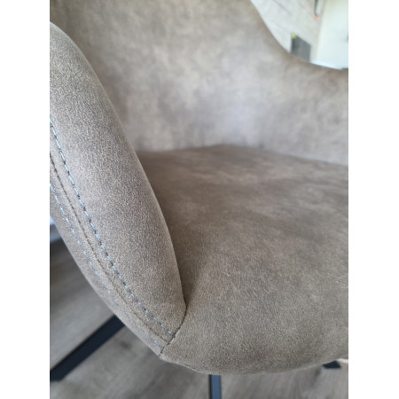 Petit fauteuil coque à pied pivotant... Petit fauteuil coque à pied pivotant...