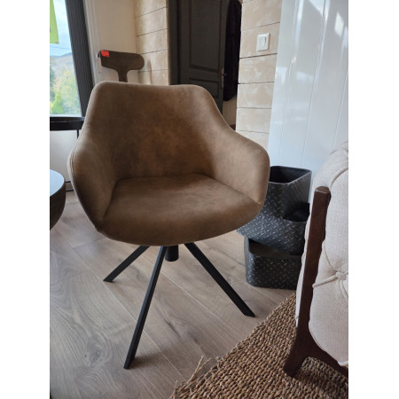 Petit fauteuil coque à pied pivotant... Petit fauteuil coque à pied pivotant...