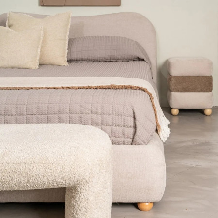 Lit design matelassé en tissu beige