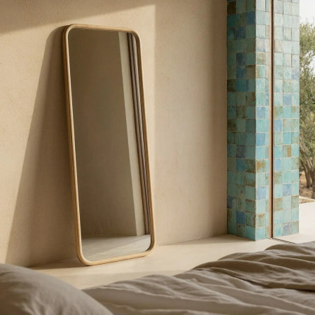 Miroir en bois clair aux bords arrondis Miroir en bois clair aux bords arrondis