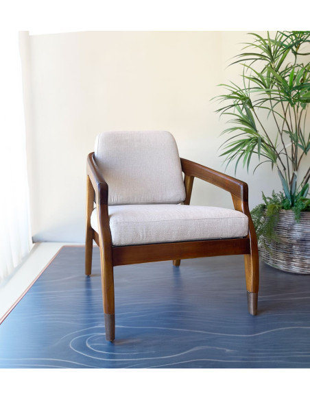 Fauteuil bas en bois massif et coussins tissu beige