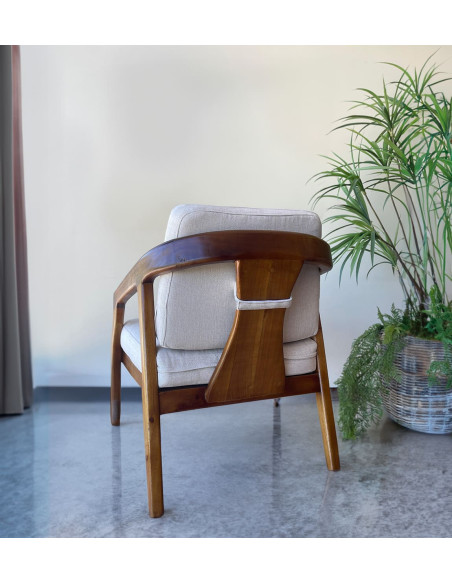 Fauteuil bas en bois massif et coussins tissu beige