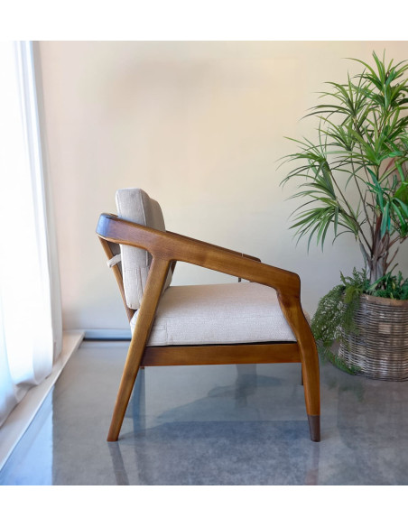 Fauteuil bas en bois massif et coussins tissu beige