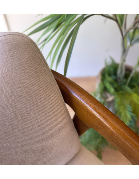 Fauteuil bas en bois massif et coussins tissu beige