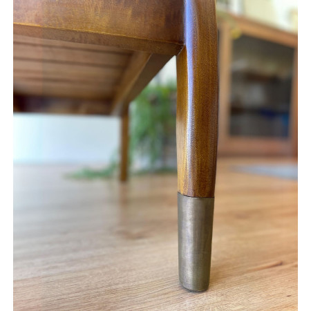 Fauteuil bas en bois massif et... Fauteuil bas en bois massif et...