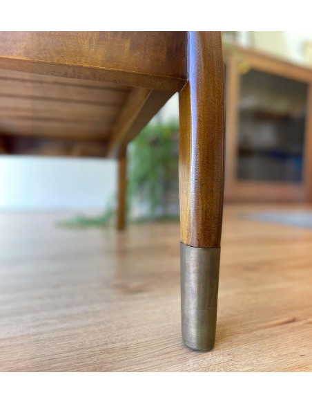 Fauteuil bas en bois massif et coussins tissu beige