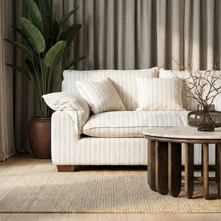 Canapé en tissu rayé avec coussins...