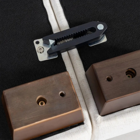 Canapé en tissu rayé avec coussins...