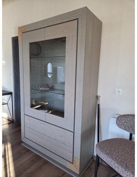 Vitrine Onyx deux portes et deux tiroirs en chêne massif