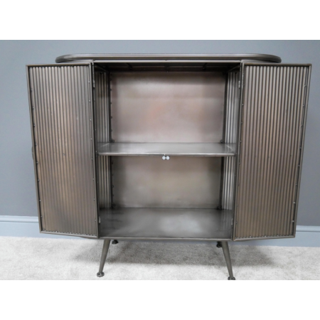 Buffet industriel en métal nervuré –... Buffet industriel en métal nervuré –...