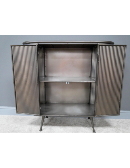 Buffet industriel en métal nervuré – Meuble de rangement design loft