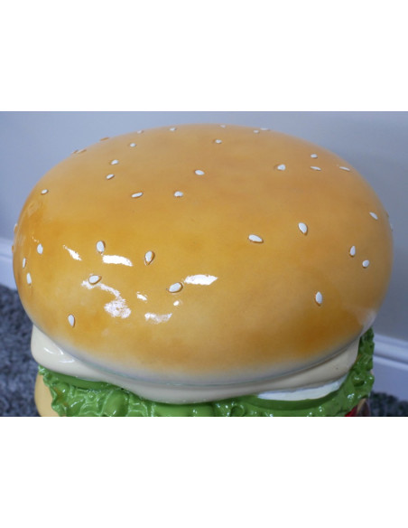 Table d’appoint Burger géant en résine – Mobilier déco gaming original 47 cm