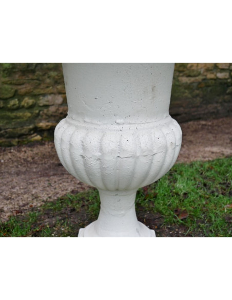 Grand Vase Médicis en Fonte Blanche Cassée pour Jardin et Terrasse