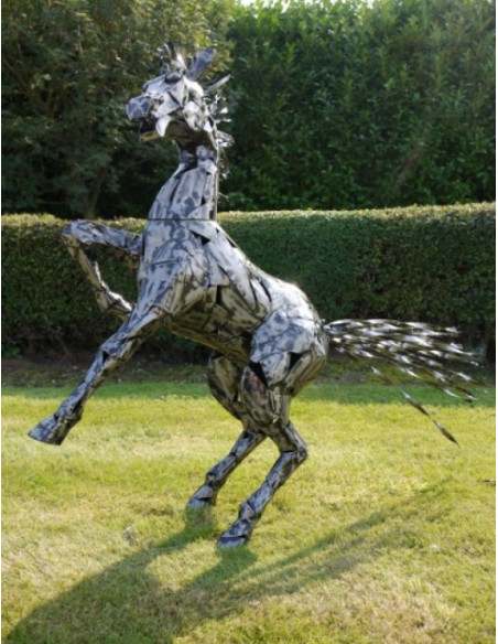 Cheval Cabré Décoratif en Métal – Sculpture de Jardin au Design Contemporain