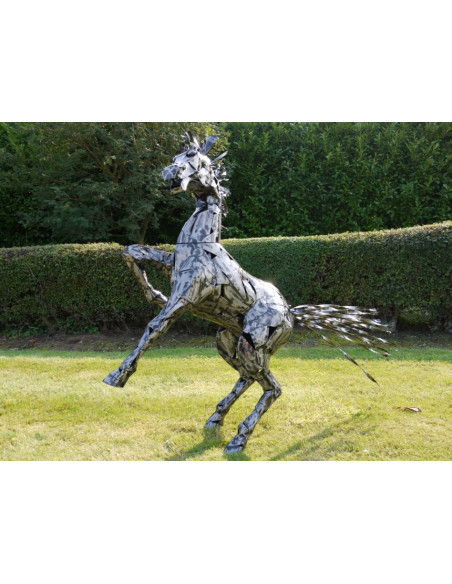 Cheval Cabré Décoratif en Métal – Sculpture de Jardin au Design Contemporain