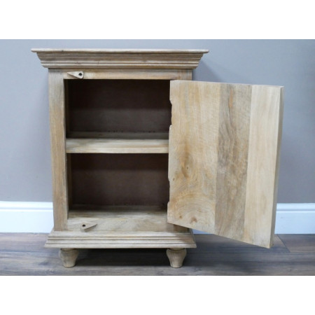 Armoire Sculptée en Bois de Manguier