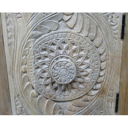 Armoire Sculptée en Bois de Manguier