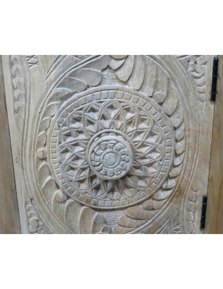 Armoire Sculptée en Bois de Manguier