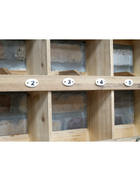 Casier mural en bois 8 compartiments numérotés – 87 cm