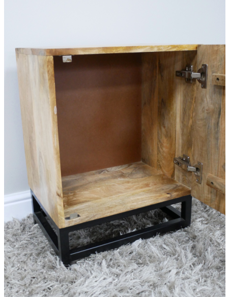 Table de chevet en manguier sculpté sur pieds métal – 62 cm