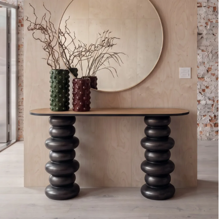 Console design naturel et noir 150 cm avec pieds sculpturaux et miroir rond dans une entrée contemporaine