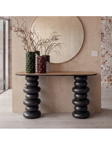 Console design naturel et noir 150 cm avec pieds sculpturaux et miroir rond dans une entrée contemporaine