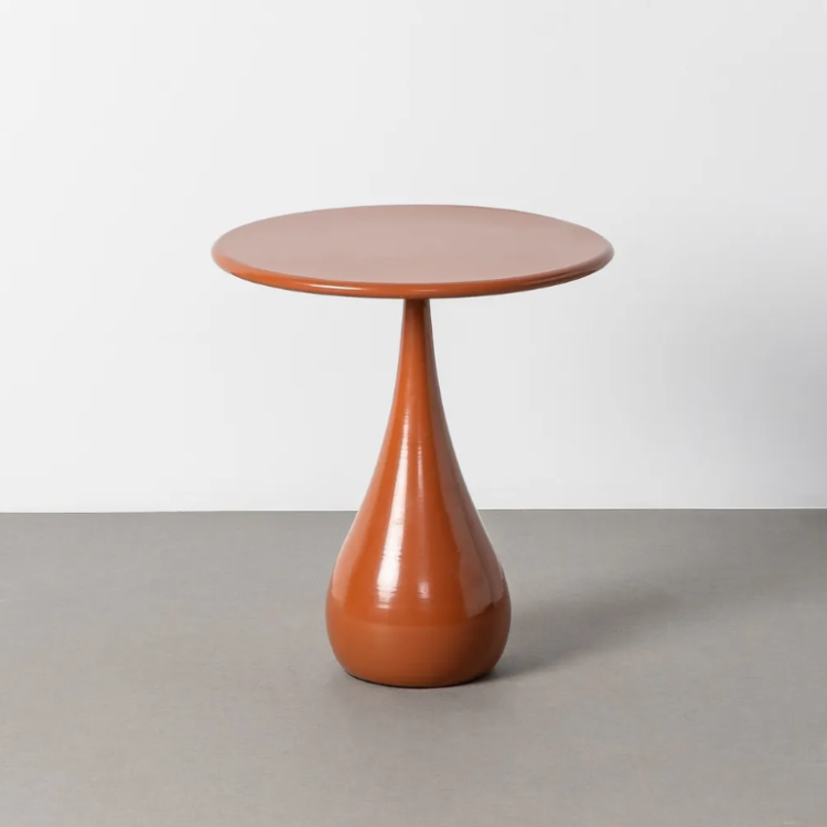 Table d'appoint terracotta en métal de 40 cm de diamètre et 46 cm de hauteur avec pied sculptural en forme de goutte