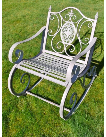 Rocking chair de jardin en métal patiné gris vieilli