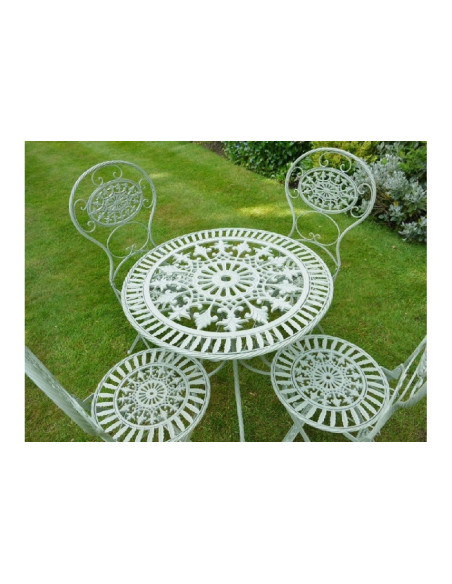 Table avec quatre chaises pliables en métal