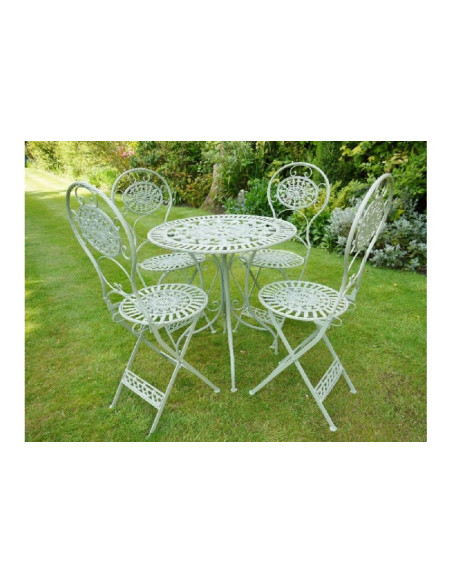 Table avec quatre chaises pliables en métal