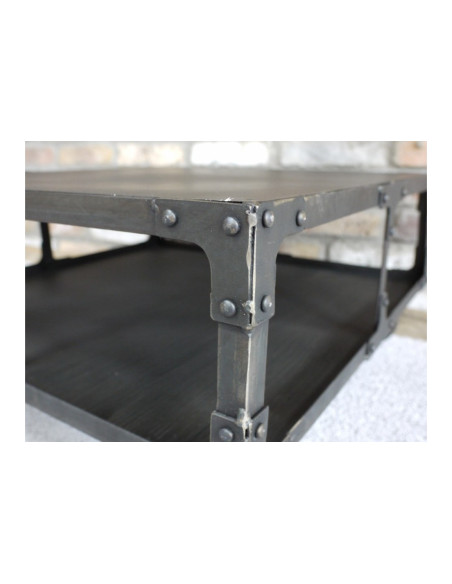 Table basse métal sur roulettes au style Industriel