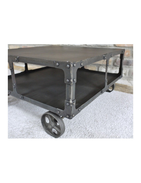 Table basse métal sur roulettes au style Industriel