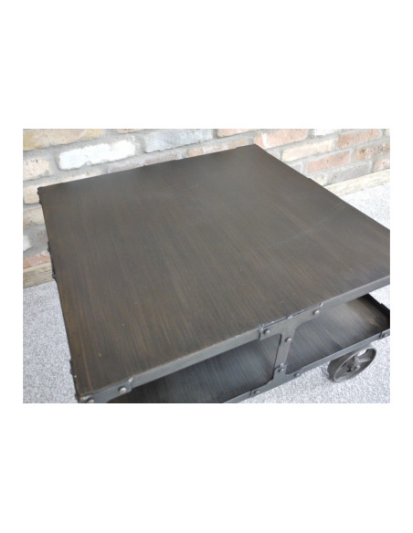 Table basse métal sur roulettes au style Industriel