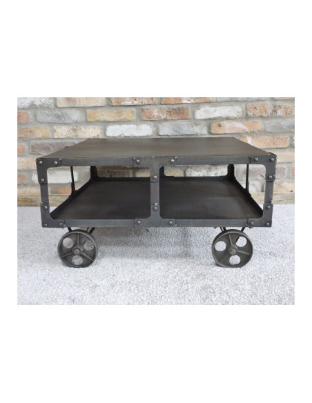 Table basse métal sur roulettes au style Industriel