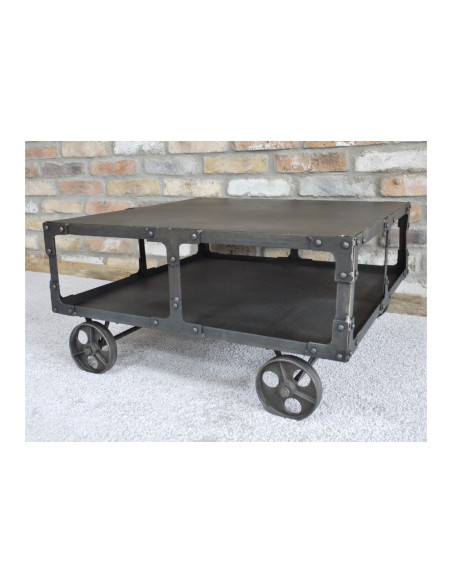 Table basse métal sur roulettes au style Industriel