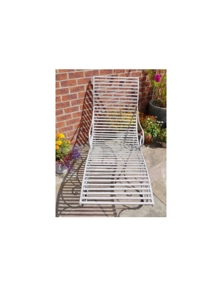 Chaise longue de jardin en métal gris